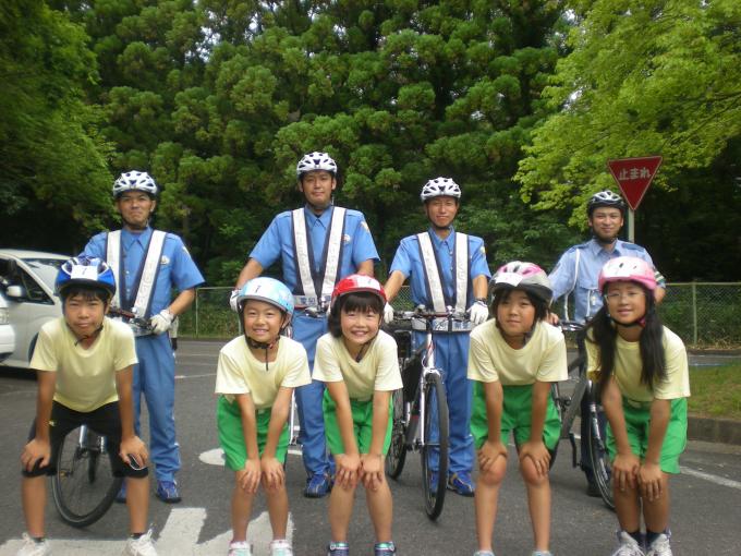 自転車啓発活動の画像