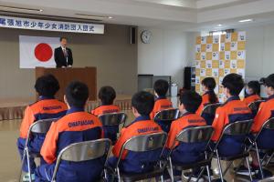 少年少女消防団入団式での市長と新入団員の写真