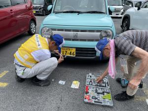 盗難防止ネジの取り付けの様子