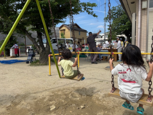 ブランコをこぐ子どもの様子