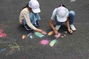チョークで地面にお絵かき