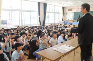 小学生に語りかける市長
