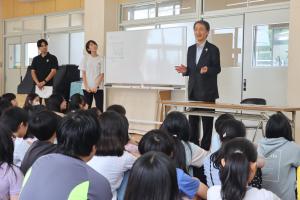 小学生に思いをのべる市長