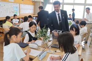 二酸化炭素濃度測定器を使って実験する児童たち