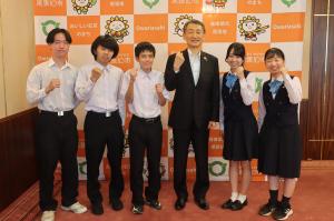 旭野高校生と市長の集合写真
