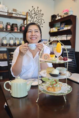 紅茶を楽しむ青木さやかさん