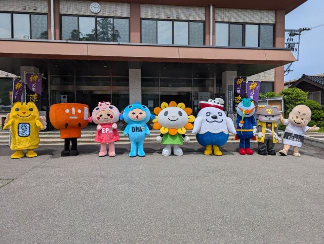 あさぴーと輪島市にゆかりのありゆるキャラ勢ぞろい