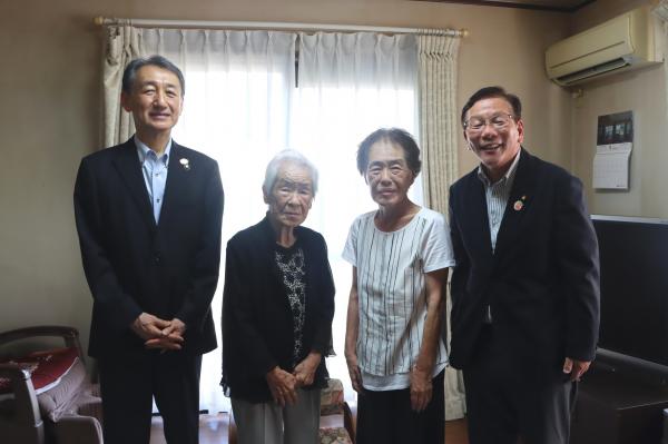 市内100歳訪問1