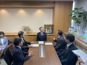 提言書提出写真１