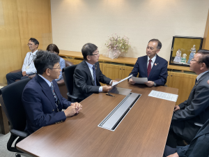 提言書提出写真２