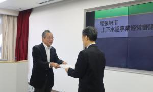 委員長（左）から市長（右）へ