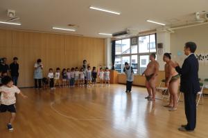 阿武松根部屋力士と園児の交流会1
