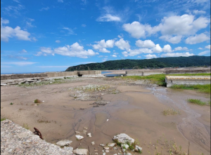 地震によって隆起した漁港