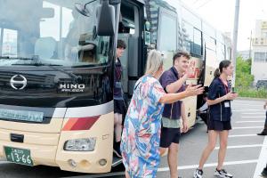 市役所正面玄関でお出迎え