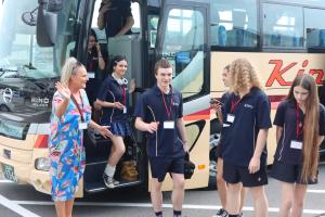 市役所正面玄関でお出迎え2