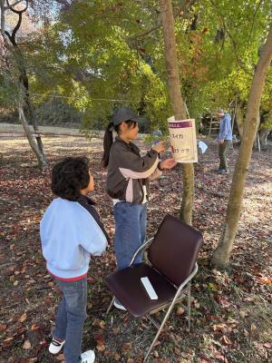 一生懸命クイズの答えを考える子どもたち