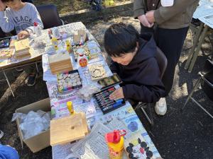 楽しく色塗りをしている子ども