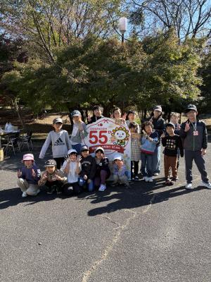 55周年の記念オブジェを囲んでみんなで記念撮影