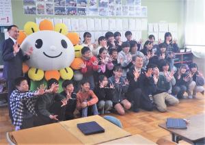 市長、教育長、あさぴー、児童の集合写真