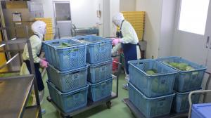 食材を搬入する様子