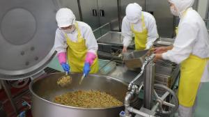 あえ物・サラダ調理の様子