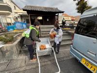 町隊への配給のために必要な物品を運び出し