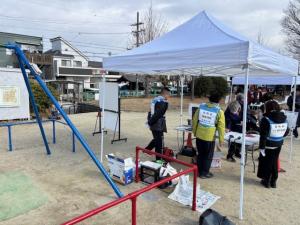 無線中継器はブランコの支柱に