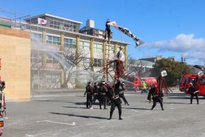 消防職員、消防団員、自衛消防隊員による一斉放水