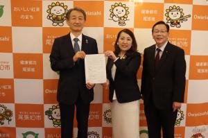 市長への提言書提出写真（委員長・議長）