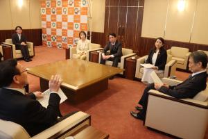 市長への提出の様子