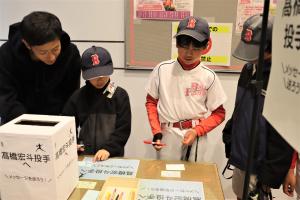 3月6日メッセージを書いている写真2