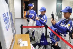 3月6日ユニホームの写真を撮影している写真