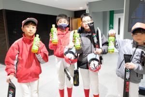 3月7日お茶を掲げている写真