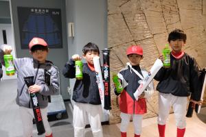 3月7日お茶を掲げている写真2