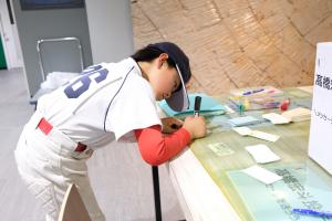 3月7日メッセージを書いている写真2