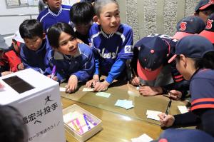 3月8日メッセージを書いている写真