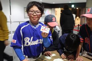 3月8日メッセージを掲げる写真