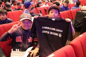 3月10日ユニホームを掲げる写真