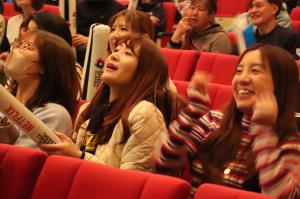 3月10日試合の行方を見守っている写真