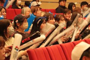 3月10日試合の行方を見守っている写真2