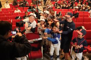 3月10日カメラに向かってポーズしている写真