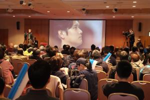 3月15日スクリーンを見つめている写真