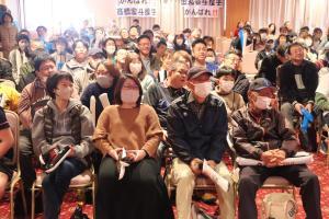 3月15日スクリーンを見つめている写真2