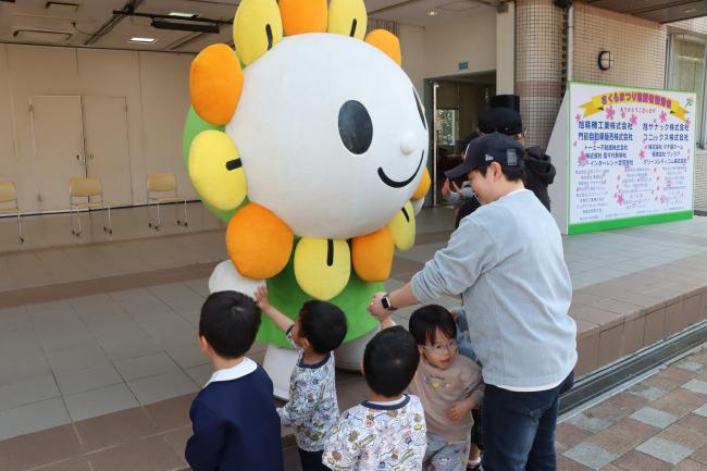 さくらまつりオープニングステージにて子供たちに囲まれるあさぴー