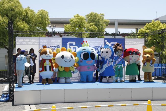ドラあげフェスタで自治体マスコットが大集合している写真