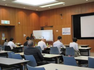 令和８年度プレゼンテーションで発表をしている様子