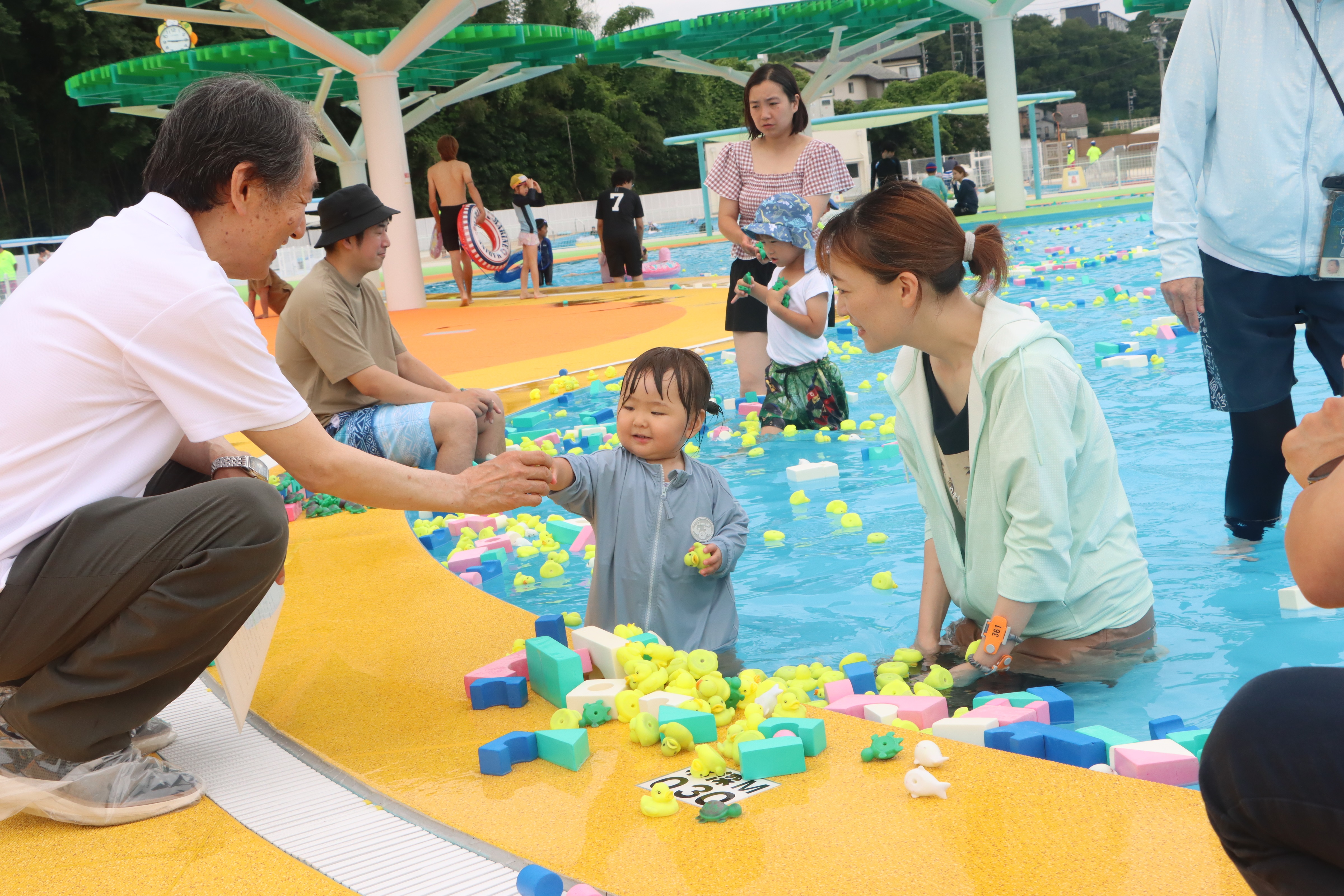 080704プールで遊ぶ子ども