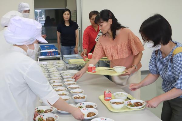 給食試食1