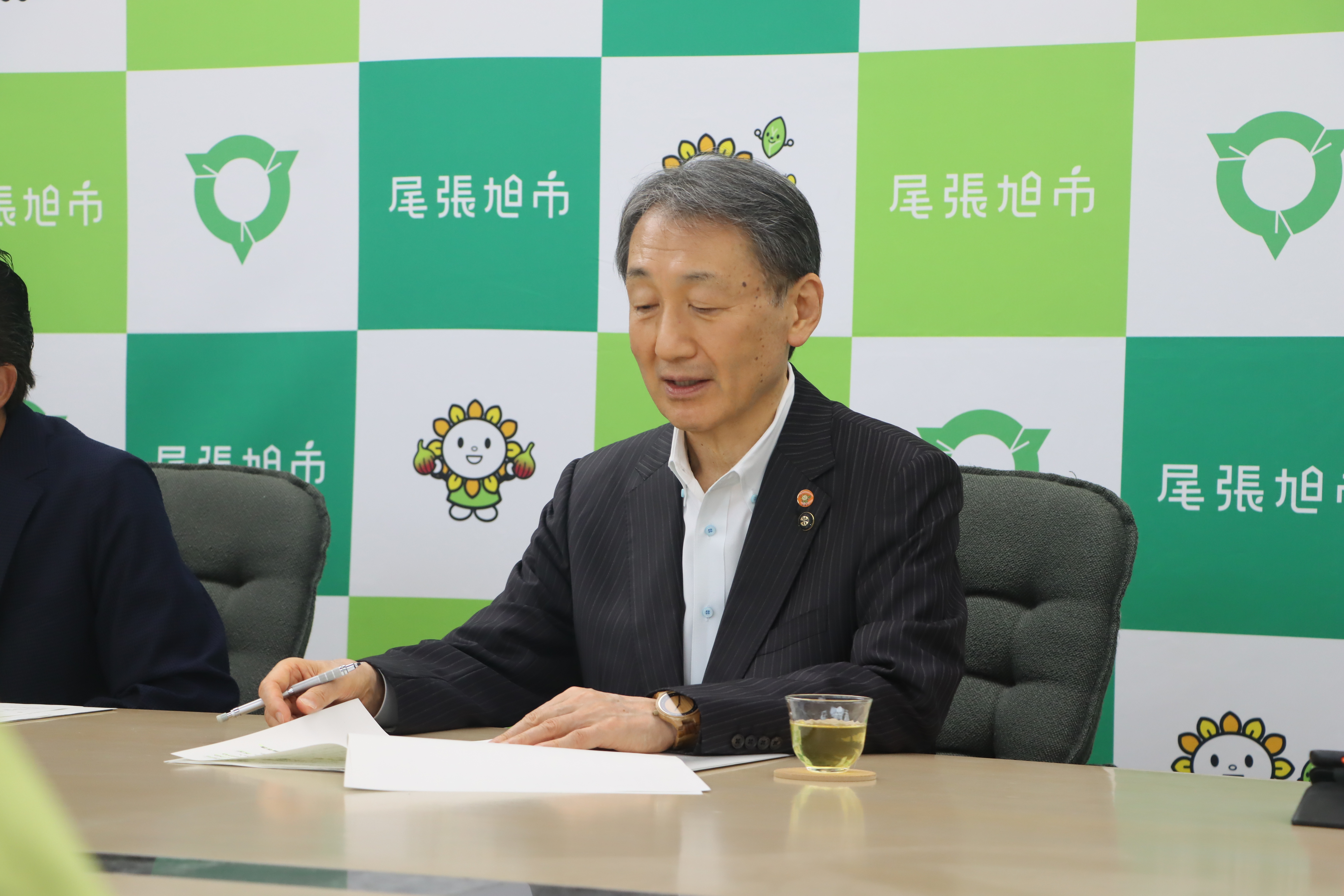 定例記者会見の様子