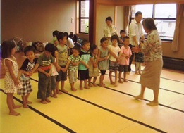 屋内で活動する子ども達